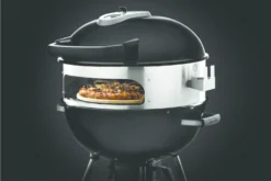 Napoleon Pizzaoven En Draaispit Voor Houtskool Kettle 57cm 5 Napoleon Pizzaoven En Draaispit Voor Houtskool Kettle 57cm -Barbecue Serie Winkel napoleon pizzaoven en draaispit voor houtskool ket 1